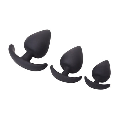 Image d'un kit de  plug anal en silicone noir médical, le plug a une forme d'as de pique mais le bout lui est plus rond.