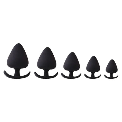 Image d'un kit de  plug anal en silicone noir médical, le plug a une forme d'as de pique mais le bout lui est plus rond.