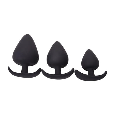 Image d'un kit de  plug anal en silicone noir médical, le plug a une forme d'as de pique mais le bout lui est plus rond.