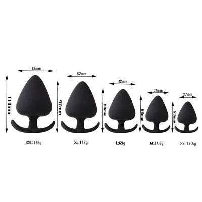 Image d'un kit de  plug anal en silicone noir médical, le plug a une forme d'as de pique mais le bout lui est plus rond.